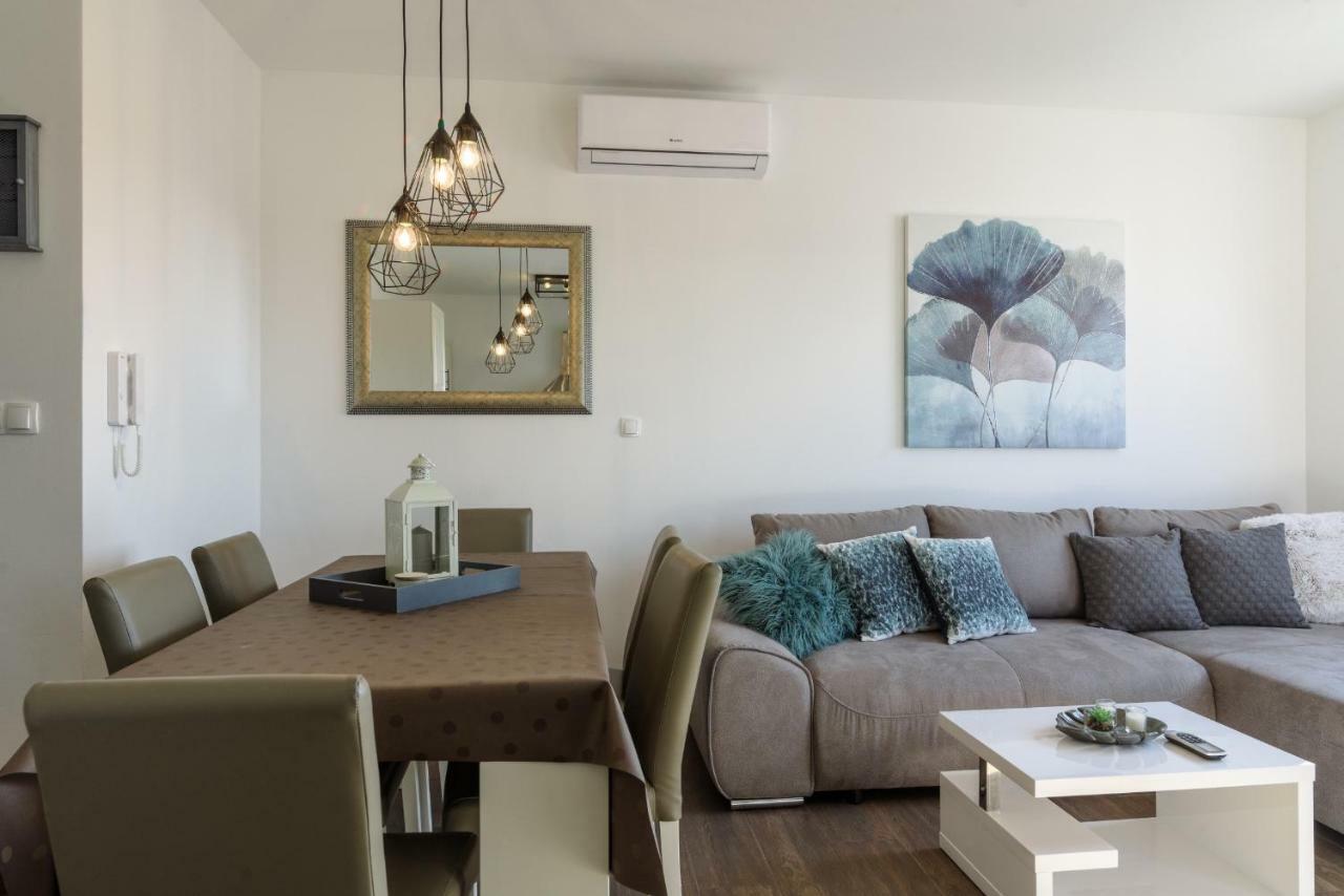 Luxury Apartman Ivana โตรกีร์ ภายนอก รูปภาพ