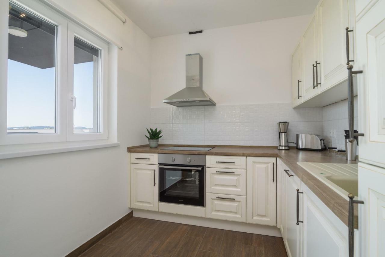 Luxury Apartman Ivana โตรกีร์ ภายนอก รูปภาพ
